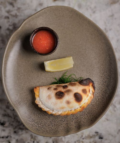 Empanada de carne CORTADA A CUCHILLO